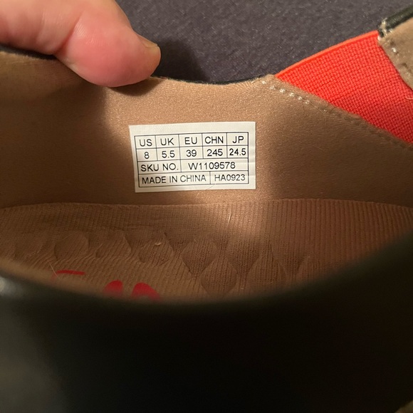 UIN Womens Black Slip-On Shoes with Crane Design - Picture 4 of 4